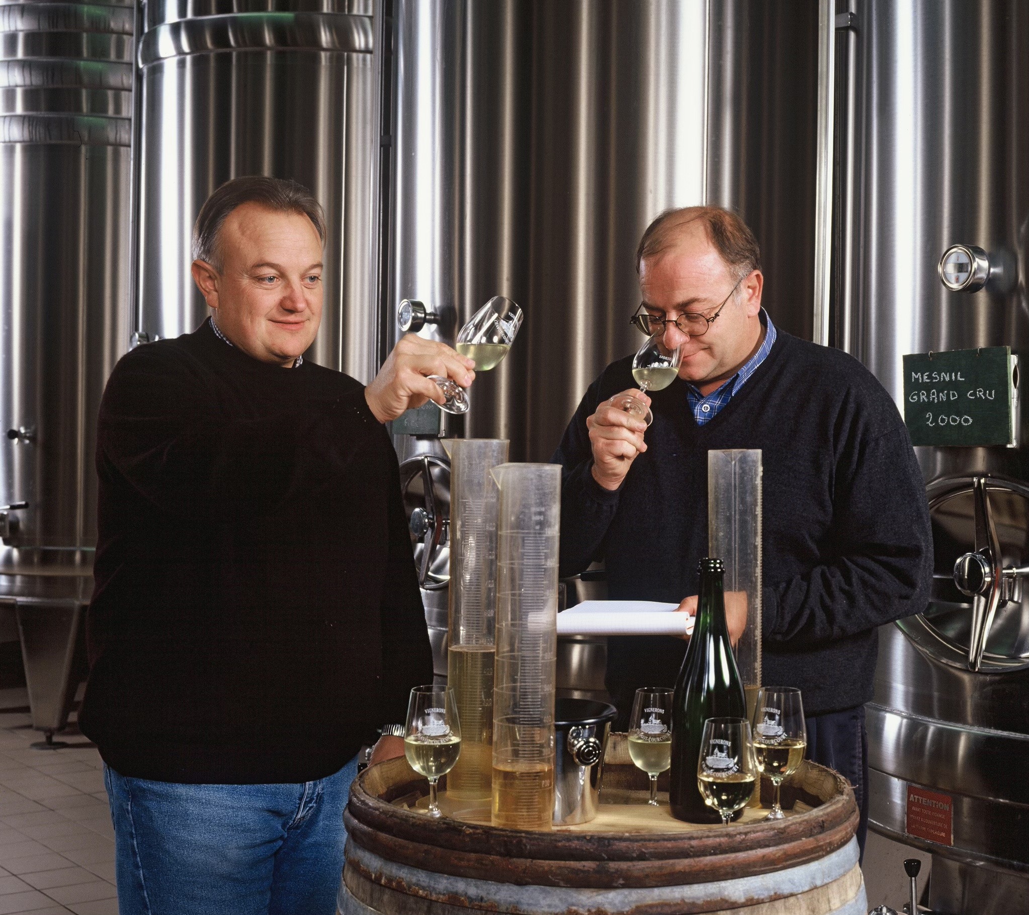 Dégustation des vins clairs à la cuverie du Champagne Jean Pernet